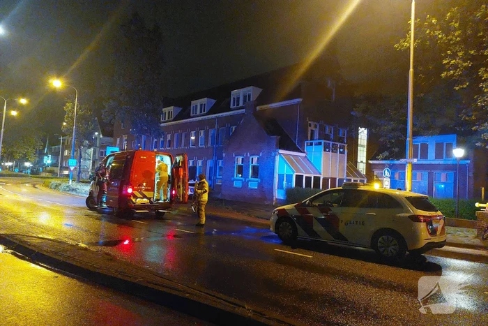 Persoon valt in het water tijdens nachtelijke uren
