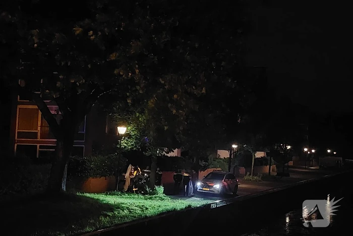 Persoon valt in het water tijdens nachtelijke uren