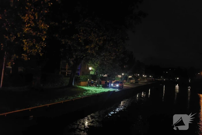 Persoon valt in het water tijdens nachtelijke uren
