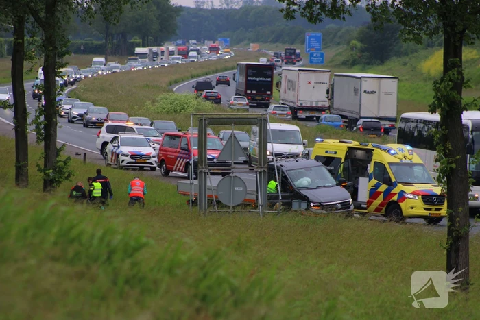 Bestelbus raakt van de snelweg