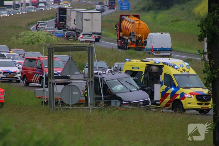 Bestelbus raakt van de snelweg