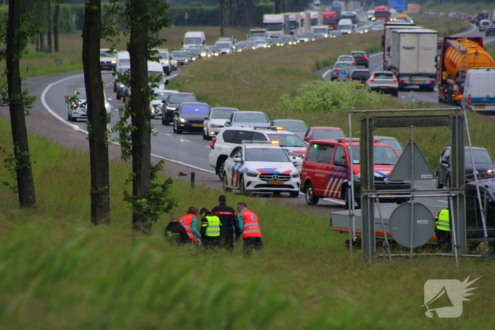 Bestelbus raakt van de snelweg