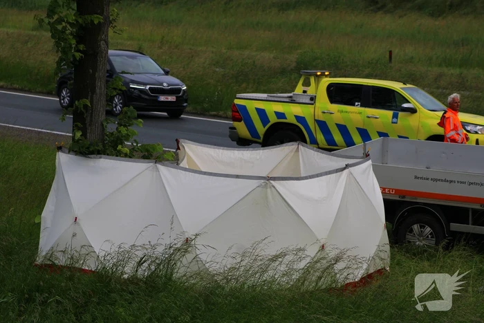 Bestelbus raakt van de snelweg