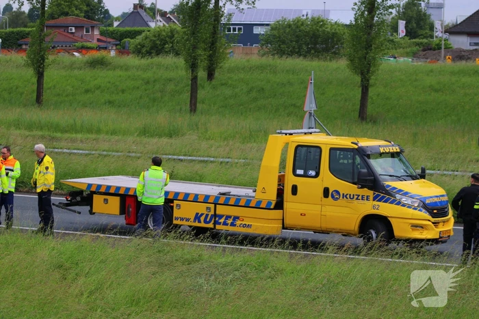 Bestelbus raakt van de snelweg