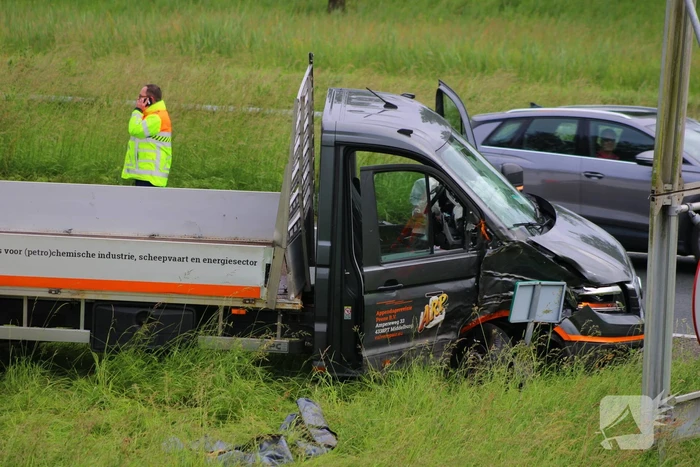 Bestelbus raakt van de snelweg