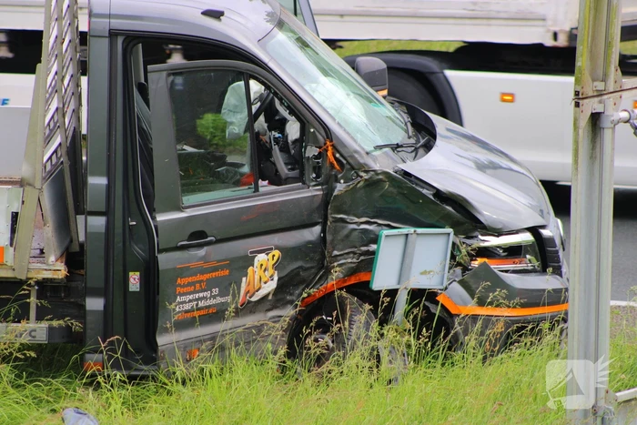 Bestelbus raakt van de snelweg