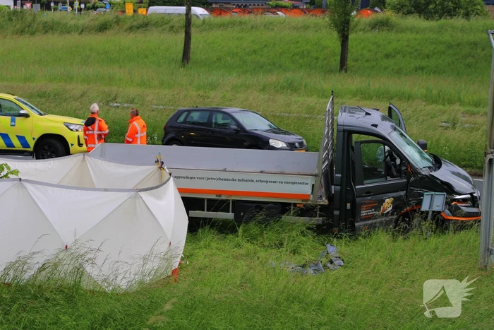 Bestelbus raakt van de snelweg
