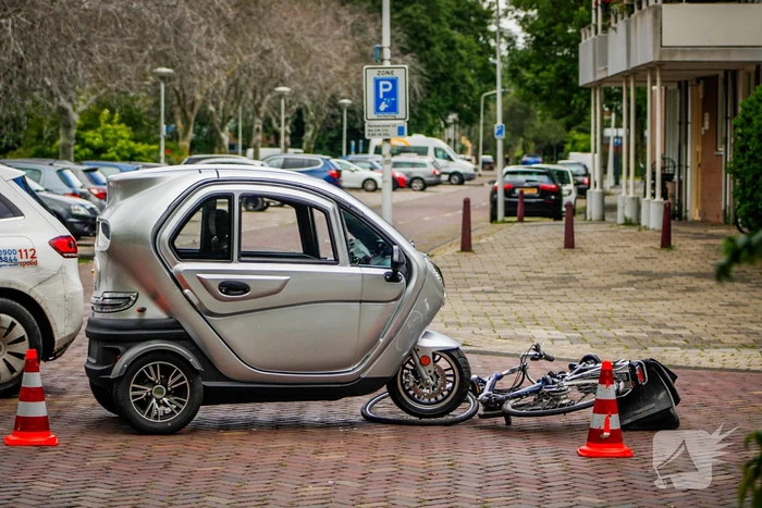 Fietser komt ten val na aanrijding met brommobiel