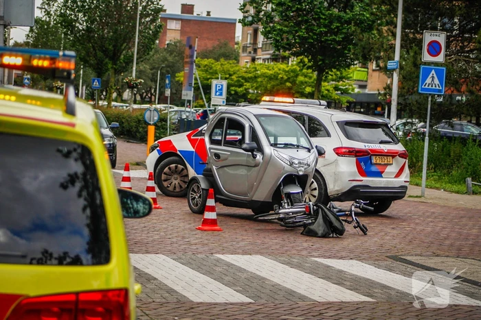 Fietser komt ten val na aanrijding met brommobiel