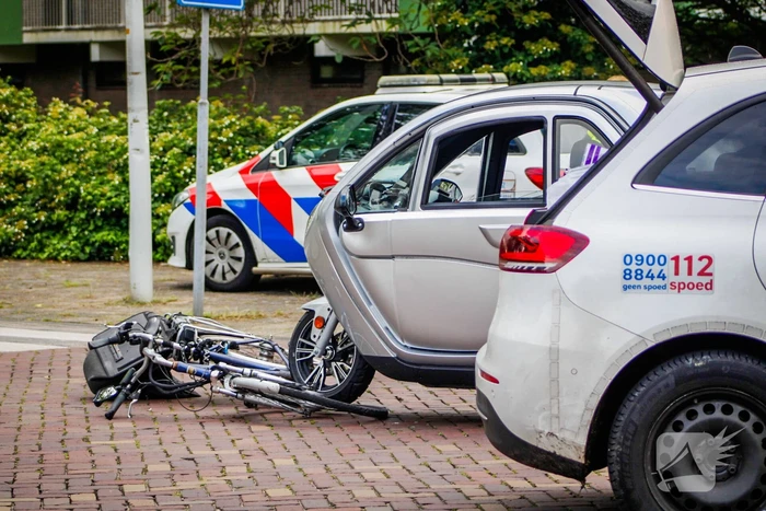 Fietser komt ten val na aanrijding met brommobiel