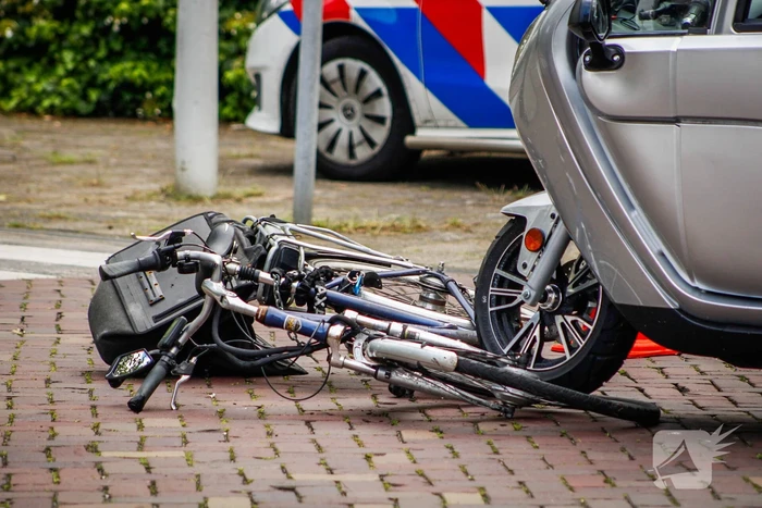 Fietser komt ten val na aanrijding met brommobiel