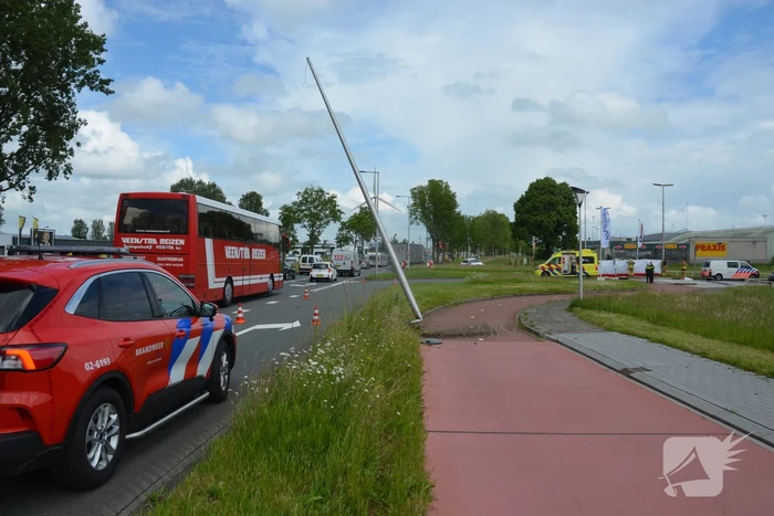 Automobilist rijdt tegen lantaarnpaal en hekwerk