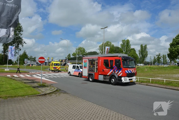 Automobilist rijdt tegen lantaarnpaal en hekwerk
