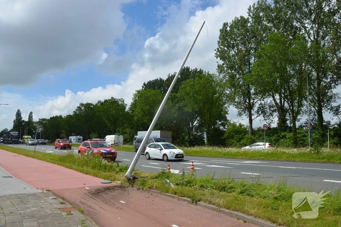 Automobilist rijdt tegen lantaarnpaal en hekwerk