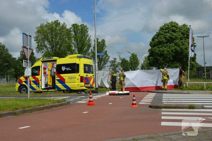 Automobilist rijdt tegen lantaarnpaal en hekwerk