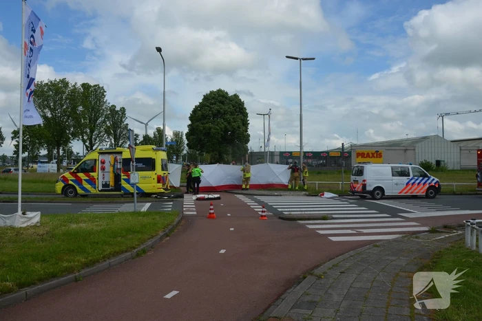 Automobilist rijdt tegen lantaarnpaal en hekwerk
