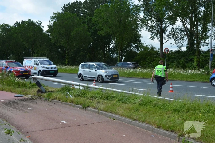 Automobilist rijdt tegen lantaarnpaal en hekwerk