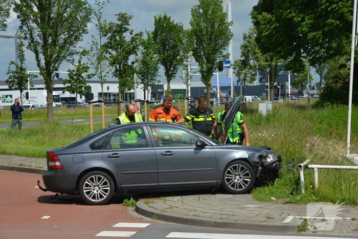 Automobilist rijdt tegen lantaarnpaal en hekwerk