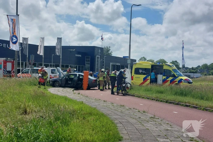 Automobilist rijdt tegen lantaarnpaal en hekwerk