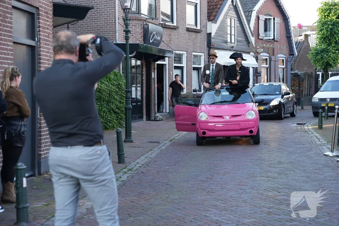 Leerlingen komen in bijzondere auto's aan bij examenfeest
