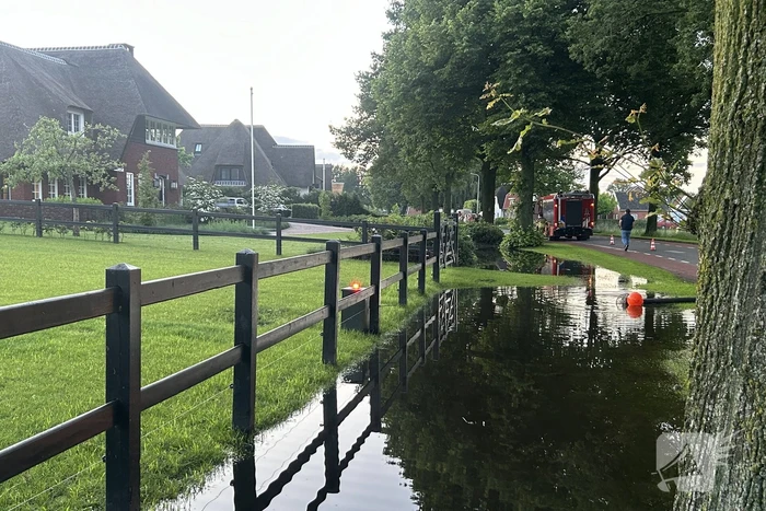 Brandweer pompt overtollig water weg