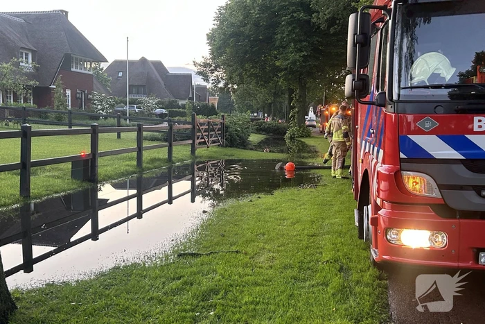 Brandweer pompt overtollig water weg