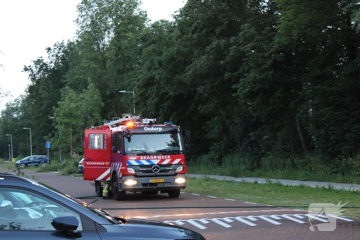 Brandweer blust brand in geparkeerde auto