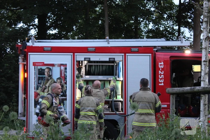 Brandweer blust brand in geparkeerde auto