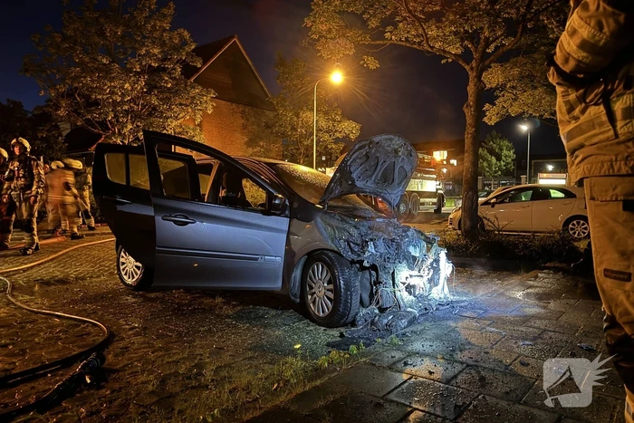 Brandweer blust brandende personenauto