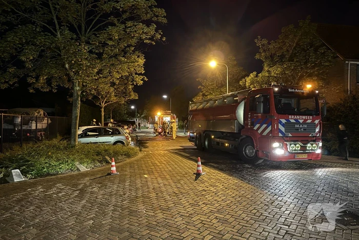 Brandweer blust brandende personenauto