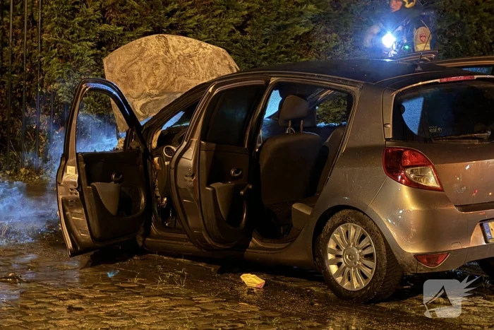 Brandweer blust brandende personenauto