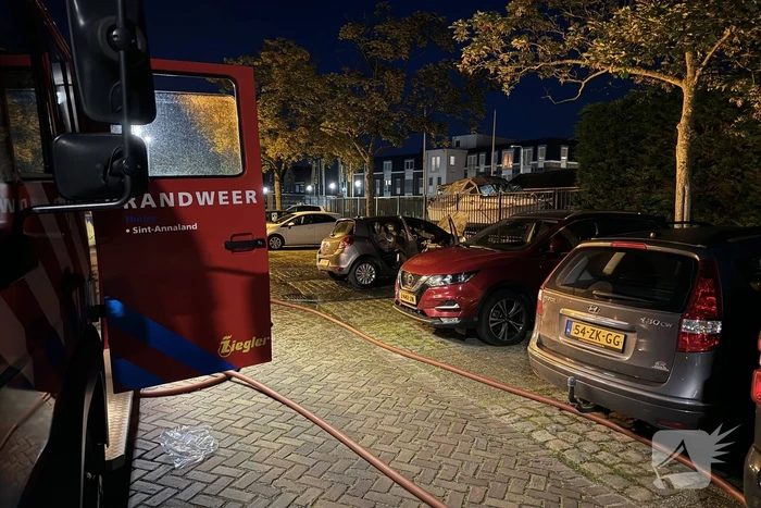 Brandweer blust brandende personenauto