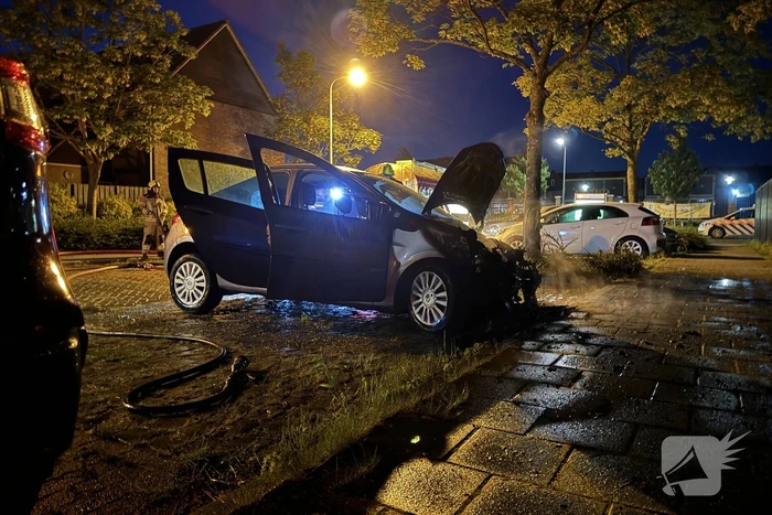 Brandweer blust brandende personenauto