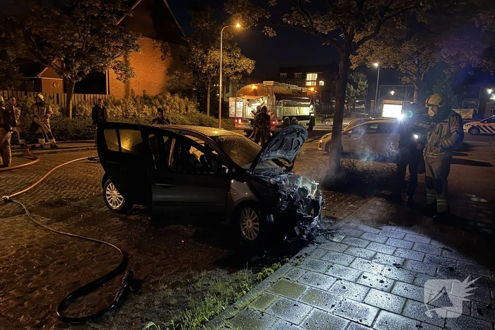 Brandweer blust brandende personenauto
