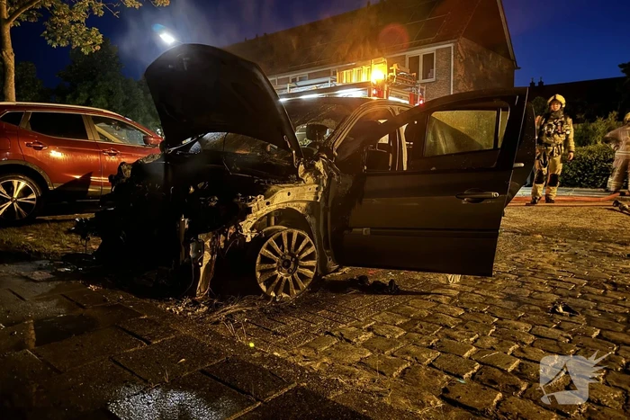 Brandweer blust brandende personenauto