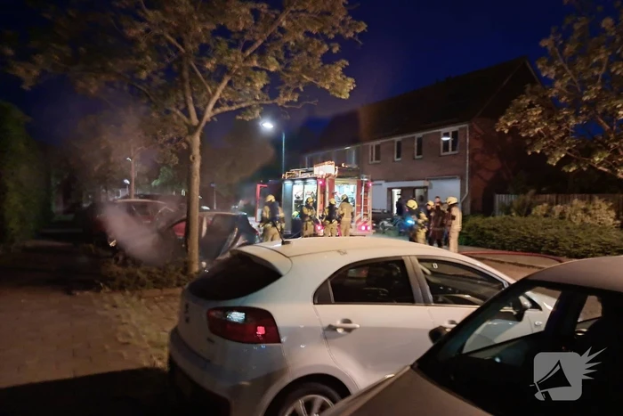 Brandweer blust brandende personenauto