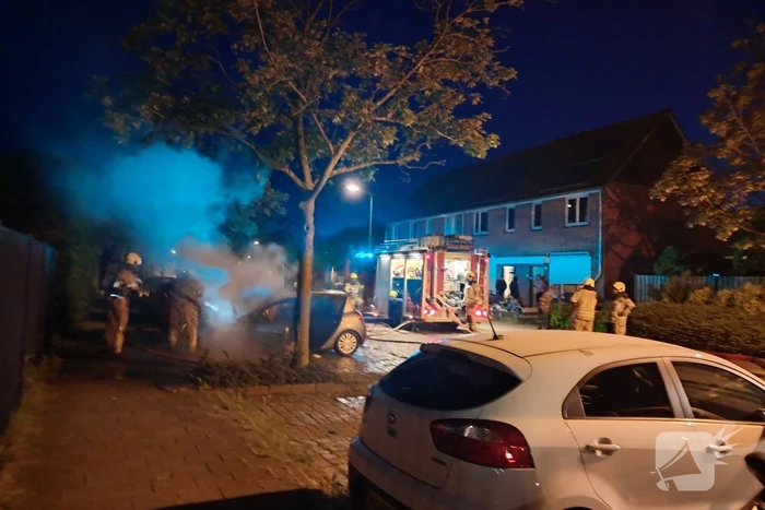 Brandweer blust brandende personenauto