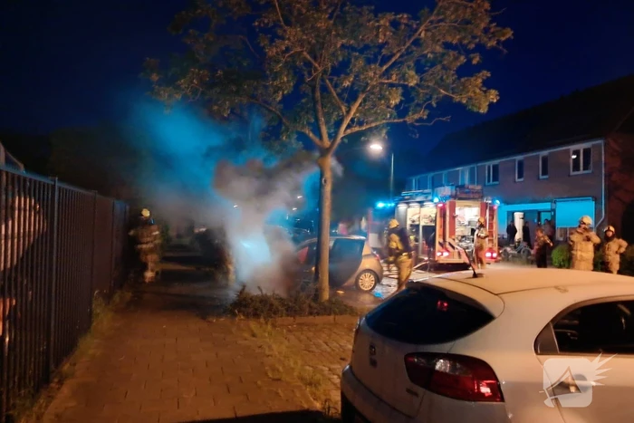 Brandweer blust brandende personenauto