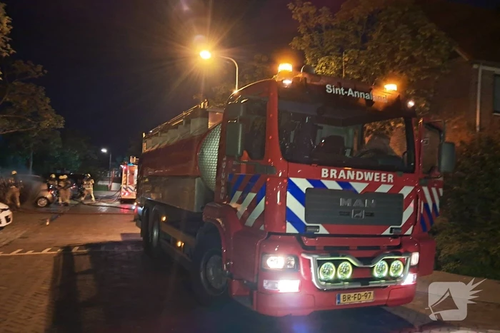 Brandweer blust brandende personenauto