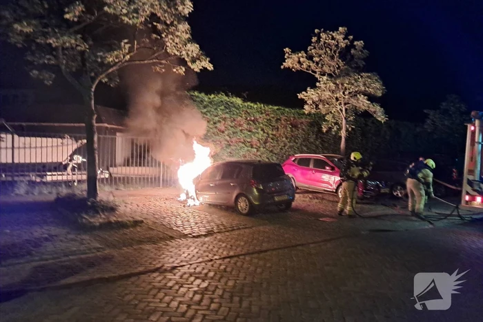 Brandweer blust brandende personenauto