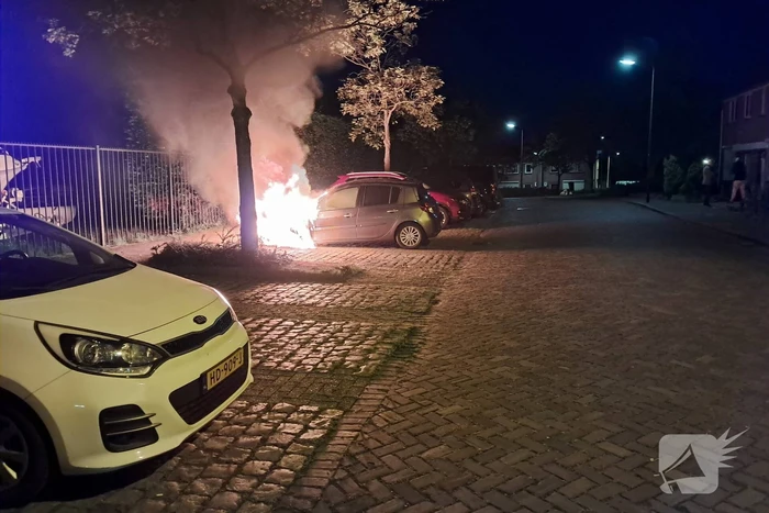 Brandweer blust brandende personenauto