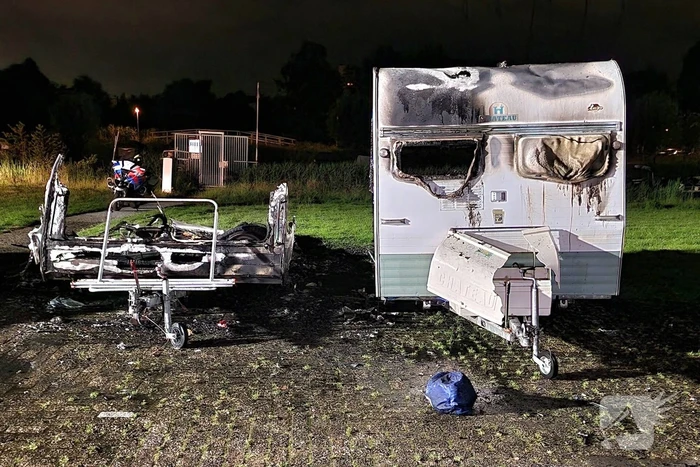 Caravans uitgebrand en auto's beschadigd, politie onderzoekt brandstichting