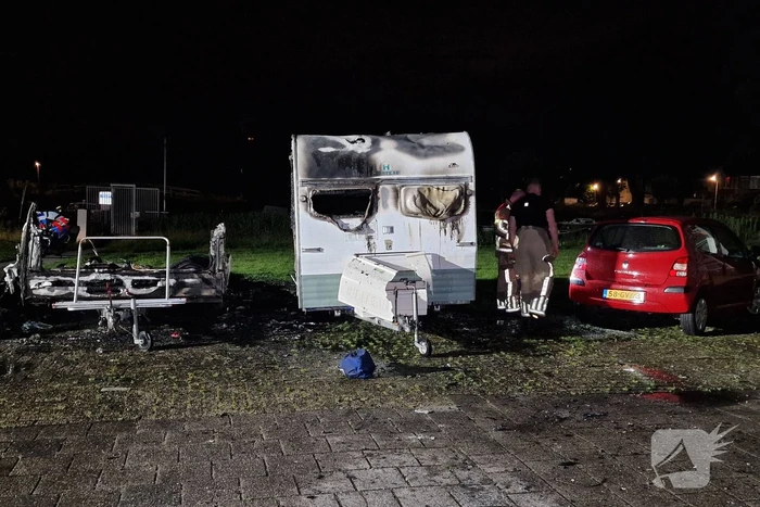 Caravans uitgebrand en auto's beschadigd, politie onderzoekt brandstichting
