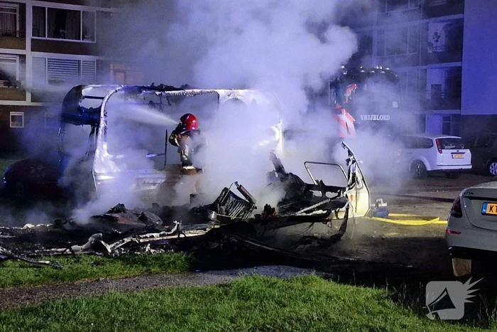 Caravans uitgebrand en auto's beschadigd, politie onderzoekt brandstichting