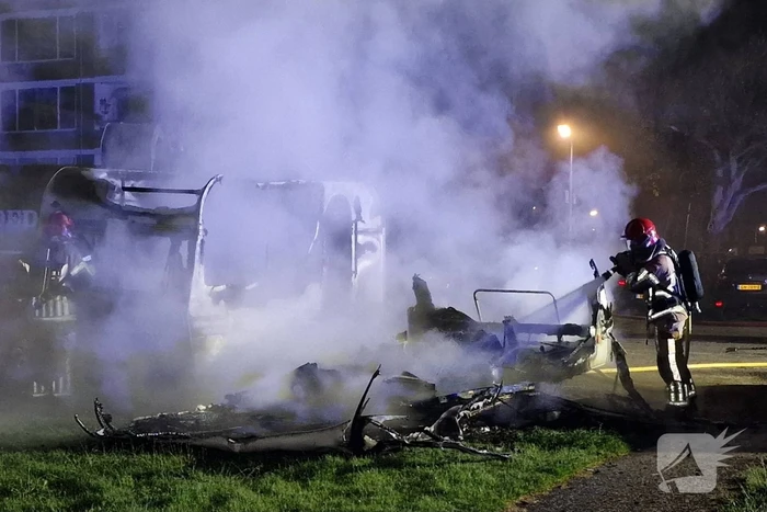 Caravans uitgebrand en auto's beschadigd, politie onderzoekt brandstichting