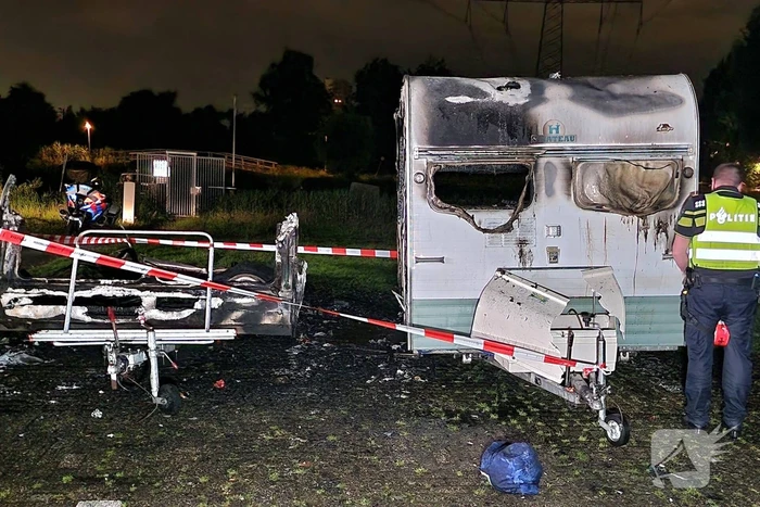 Caravans uitgebrand en auto's beschadigd, politie onderzoekt brandstichting