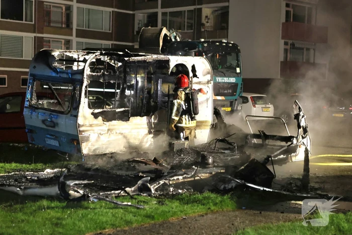Caravans uitgebrand en auto's beschadigd, politie onderzoekt brandstichting