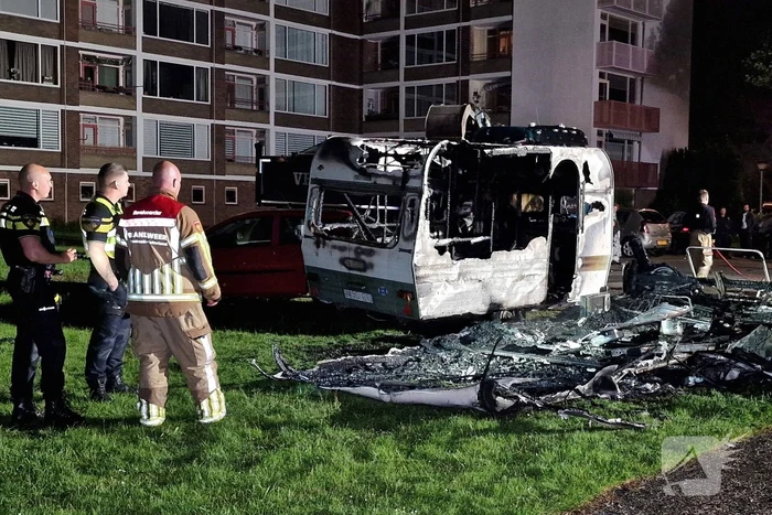 Caravans uitgebrand en auto's beschadigd, politie onderzoekt brandstichting