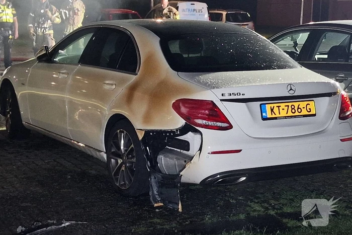 Caravans uitgebrand en auto's beschadigd, politie onderzoekt brandstichting