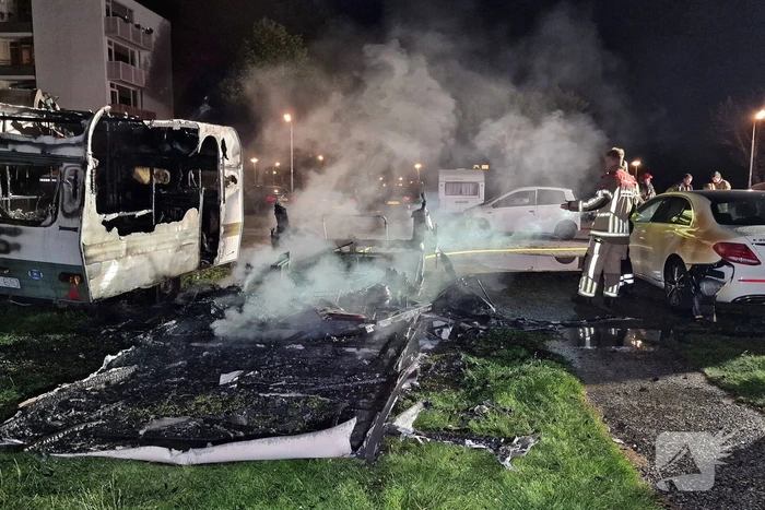 Caravans uitgebrand en auto's beschadigd, politie onderzoekt brandstichting